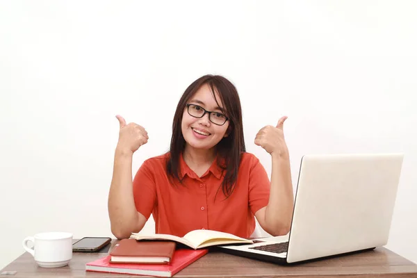 Щаслива Молода Азіатська Жінка Підприємець Сидить Показуючи Великі Пальці Вгору — стокове фото
