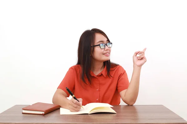 Gelukkige Jonge Aziatische Ondernemer Vrouw Schrijven Het Boek Terwijl Wijzend — Stockfoto