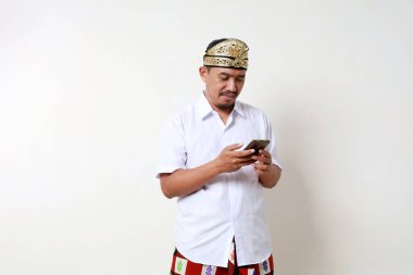 Elinde cep telefonu olan geleneksel bale kostümlü mutlu bir Asyalı. Beyaz arkaplanda izole