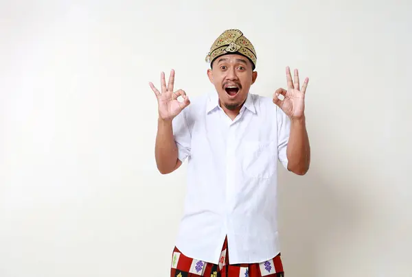 Pria Asia Yang Bahagia Dengan Kostum Tradisional Bali Berdiri Sambil — Stok Foto