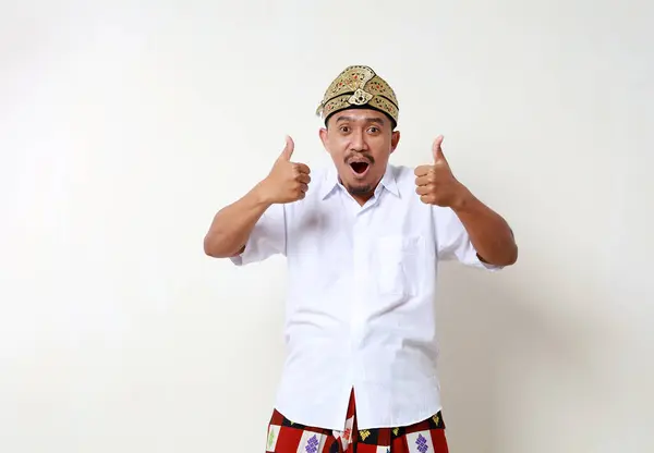 Homem Asiático Feliz Traje Tradicional Balinês Enquanto Mostra Polegares Para — Fotografia de Stock