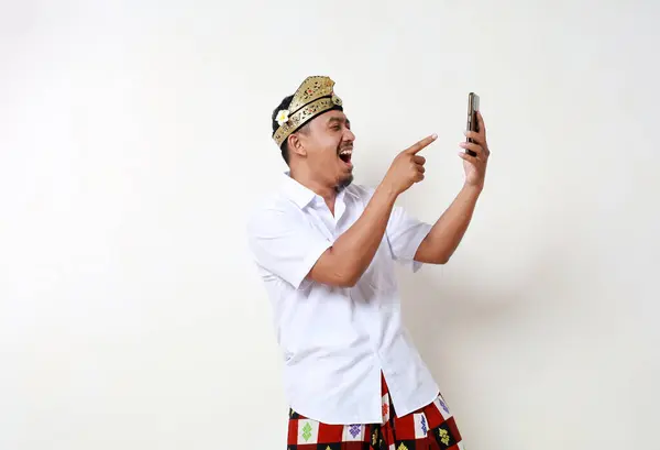 Feliz Hombre Asiático Emocionado Traje Tradicional Balinés Pie Mientras Señala —  Fotos de Stock