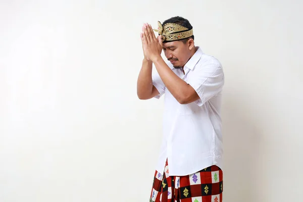 Азиатский Мужчина Балийском Традиционном Костюме Стоящий Молитвенным Жестом Рукой Изолированный — стоковое фото