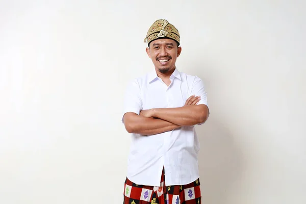 Glad Asiatisk Man Balinesisk Traditionell Kostym Stående Med Vikta Händer — Stockfoto
