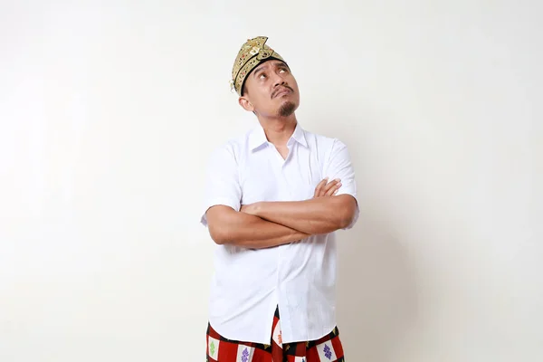 Азиатский Мужчина Балийском Традиционном Костюме Стоит Изображая Изолированный Белом Фоне — стоковое фото