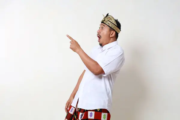 Geschokt Aziatische Man Balinese Traditionele Kostuum Staan Terwijl Kijken Wijzen — Stockfoto