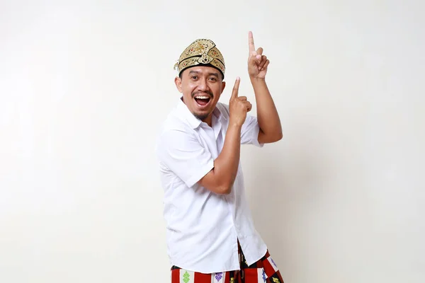 Glad Asiatisk Man Balinesisk Traditionell Kostym Stående Medan Tittar Och — Stockfoto