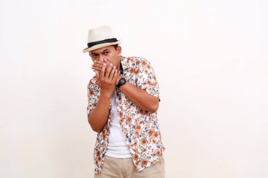 Asyalı yetişkin turist burnunu kapatırken ayakta duruyor. Kötü kokuyor. Seyahat kavramı. Beyaz arkaplanda izole