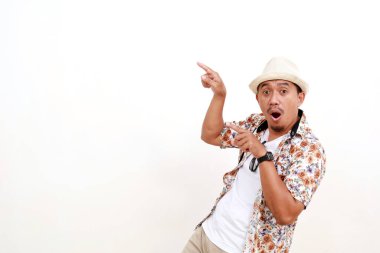 Vay canına. Yanındaki boşluğu işaret ederken Asyalı bir yolcunun heyecanlı ifadesi. Kopyalama alanı ile beyaz arkaplanda izole