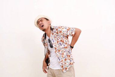 Asyalı bir gezgin kendini iyi hissetmiyor, omurgasında ağrı var. Beyaz arkaplanda izole