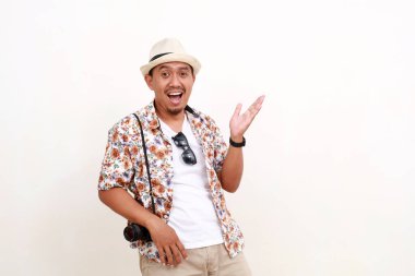 Vay be, Asyalı bir yolcunun boş uzayda sunum yaparken heyecanla beklediği ifade. Kopyalama alanı ile beyaz arkaplanda izole