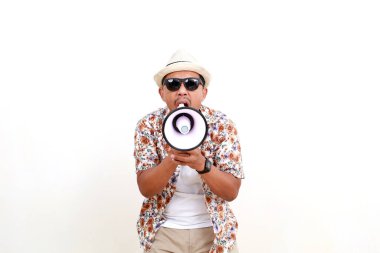 Çığlık atarken elinde megafonla Asyalı bir turist. Seyahat kavramı. Beyazda izole edilmiş