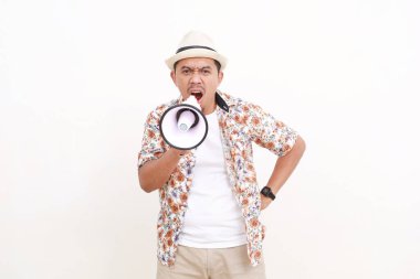 Kızgın Asyalı yetişkin adam çığlık atarken elinde megafonla turist tutuyor. Seyahat kavramı. Beyaz arkaplanda izole