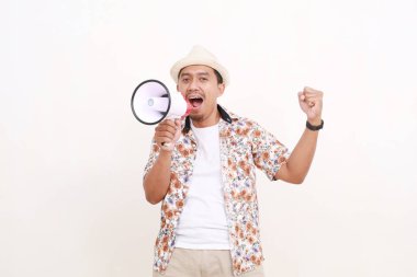 Çığlık atarken elinde megafon tutan mutlu Asyalı yetişkin adam. Seyahat kavramı. Beyaz arkaplanda izole