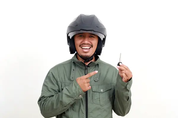 Boldog Ázsiai Férfi Kabátot Sisakot Visel Miközben Egy Motorkulcsot Tart — Stock Fotó