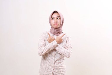 Her iki taraftaki bir şeyi düşünürken kafası karışmış genç Asyalı Müslüman kadın. Beyazda izole edilmiş
