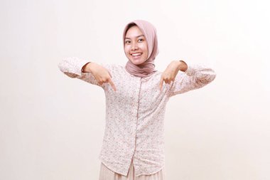 Vay canına, genç Asyalı Müslüman kadını parmaklarıyla işaret ederken heyecanlandırmış. Beyazda izole edilmiş