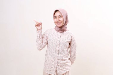 Boş uzayda onun yanında sunum yapan mutlu Asyalı genç Müslüman kız. Beyazda izole edilmiş