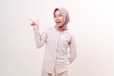 Vay canına, boş uzayda sunum yaparken genç Asyalı Müslüman kız heyecanlandı. Beyazda izole edilmiş