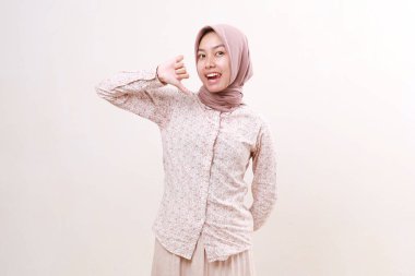 Kendine güvenen genç Asyalı Müslüman kadın kendini işaret ederek ayakta duruyor. Beyazda izole edilmiş