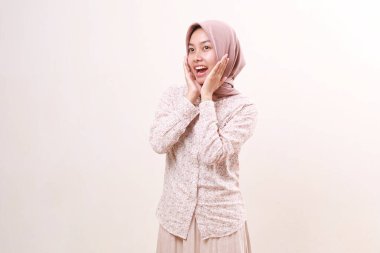 Vay canına, Asyalı müslüman bir kadının yan yan bakarken ayakta durmasına şaşırdım. Beyaz arkaplanda izole