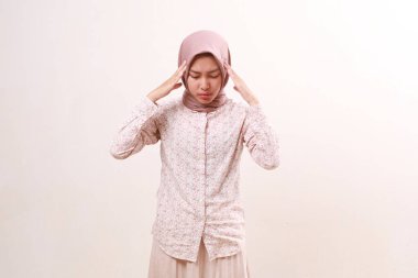 Genç Asyalı Müslüman kadının kafasında sorun var. Kafasını tutuyordu. Beyazda izole edilmiş