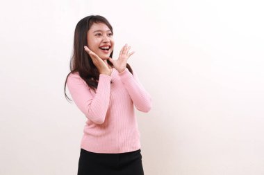 Vay canına, boş uzaya yan bakan Asyalı genç bir kızın heyecanlı ifadesi. Beyaz arkaplanda izole