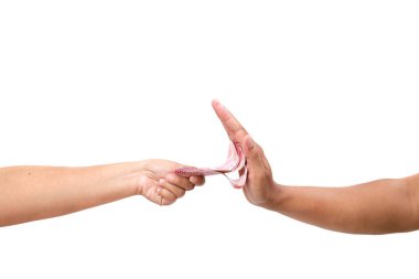 Bir insanın eli, reddeden diğer ele bir yığın para verir. Yan görüş. Beyaz arka plan. Dünya Yolsuzlukla Mücadele Günü