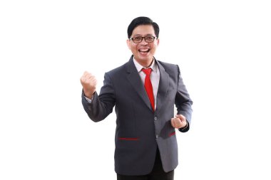 Heyecanlı Asyalı iş adamı yumruklarıyla ayakta duruyor. Beyazda izole edilmiş