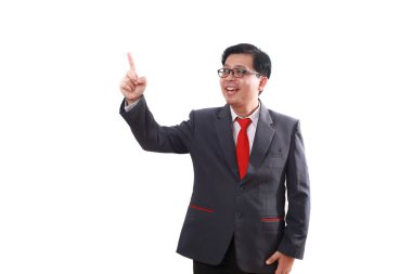 Vay canına, heyecanlı Asyalı işadamı boş uzayı işaret ederken ayakta duruyor.