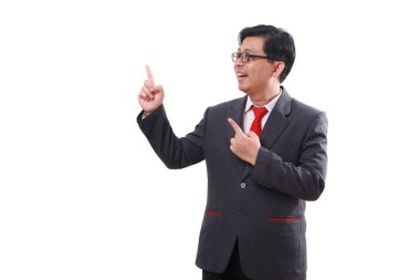 Asyalı mutlu işadamı yan tarafı işaret ederken ayakta duruyor. Beyazda izole edilmiş