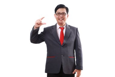 Asyalı mutlu işadamı elinde hiçbir şey yokken ayakta duruyor. Beyazlar üzerinde izole edilmiş olarak modelle