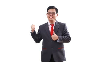 Asyalı mutlu işadamı yan tarafı gösterip başparmağını kaldırıyor. Beyazda izole edilmiş