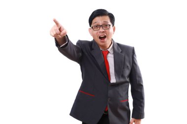 Kızgın Asyalı işadamı bir şeyi işaret ederken bağırıyor. Beyazda izole edilmiş