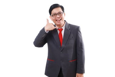 Neşeli, dost canlısı Asyalı iş adamı el hareketi yaparken ayakta duruyor. Beyaz arkaplanda izole