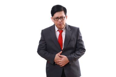 Asyalı iş adamının midesinde sorun var. Elini karnına koy. Karın ağrısı konsepti. Beyazda izole edilmiş