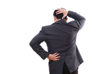 Stresli Asyalı iş adamının baş ve sırt ağrısı ve baş ağrısından muzdarip bir şekilde ayakta duruşu. Beyazda izole edilmiş