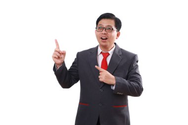 Vay canına, heyecanlı Asyalı iş adamı yukarıda dikilirken. Beyazda izole edilmiş