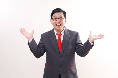 Kameraya bakarken ağzı ve eli açık Asyalı iş adamı şaşırdı. Beyazda izole edilmiş