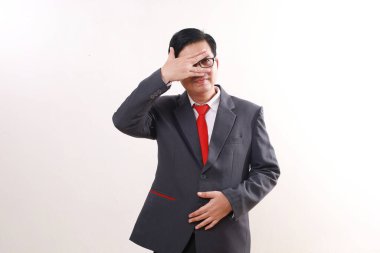 Asyalı iş adamı parmaklarından bakıyor. Beyazda izole edilmiş