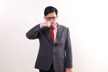 Asyalı işadamı burnunu kapatırken ayakta duruyor. Kötü koku konsepti. Beyazda izole edilmiş