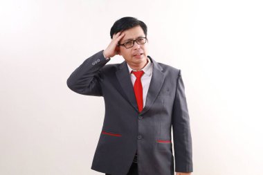 Asyalı işadamı başıyla ayakta dikiliyor. Beyazda izole edilmiş