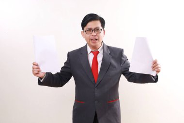 Asyalı kızgın işadamı gazeteyle ilgili rapor yüzünden strese girdi. Beyazda izole edilmiş