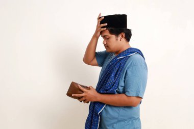 Asyalı üzgün müslüman çocuk boş cüzdanına bakarken