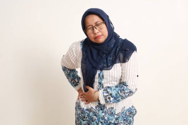 Asyalı yaşlı kadının sağ tarafında ağrı var.