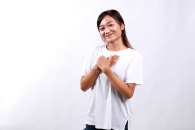 Beyaz arka planda izole edilmiş neşeli Asyalı genç bir bayanın iltifatından memnun kaldım. Övgü dolu bir tavsiye, tatlım.