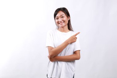 Gülümseyen genç ofis hanımı, Asyalı girişimci sağı işaret ediyor, müşteri bilgilerini gösteriyor, fotokopi alanı üzerinde pankart çizelgesi, beyaz arka plan.