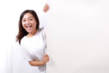 Genç, çekici, sevimli, mutlu, neşeli, pozitif kadının portresi beyaz arka planda izole edilmiş fotokopi tahtası reklamını gösteriyor.