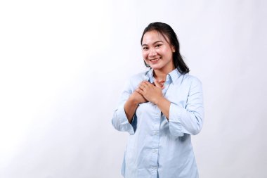 Beyaz arka planda izole edilmiş neşeli Asyalı genç bir bayanın iltifatından memnun kaldım. Övgü dolu bir tavsiye, tatlım.