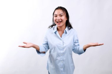 Gülümseyen Asyalı kadın ürün için kopya alanı gösteriyor. Ellerindeki mesaj beyaz arka planda izole edilmiş.